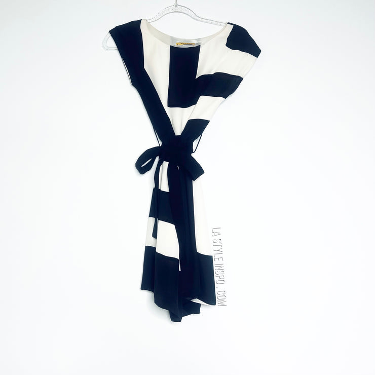 Alice + Olivia White and black Casual Dress Size Small